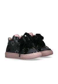Zwarte lakleren hoge sneakers met roze sterrenpatronen, zwarte fluwelen strikken en roze rubberen zolen hebben een vetersluiting en stikselaccenten.