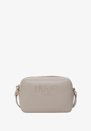 Bézs színű, műbőrből készült keresztpántos táska, dombornyomott "LIU•JO MILANO" logóval, téglalap alakú, aranyszínű fém díszítéssel és texturált felülettel.