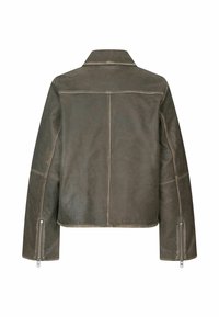 Brun læderjakke med krave, tekstureret overflade og synlige sømme. Har lynlåsmanchetter og en cropped silhuet.