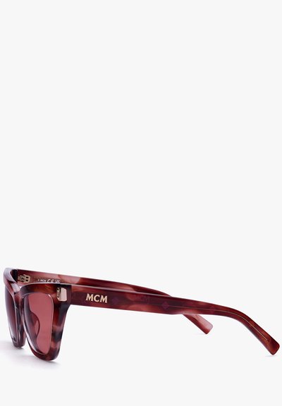 Bruine schildpad zonnebril met een dikke rand, een gladde textuur en rechthoekige lenzen. Kenmerkend is het "MCM"-logo in metallic goud aan de zijkant.