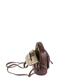 Zaino in pelle marrone con finitura texturizzata, spallacci regolabili e tasca con zip frontale. L'interno presenta un rivestimento in tessuto con logo.
