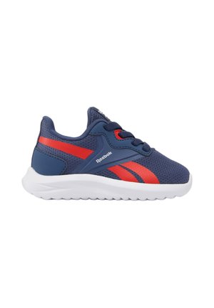 Marineblauwe en rode Reebok sneaker met mesh bovenwerk, witte zool en vetersluiting, vanaf de zijkant getoond.