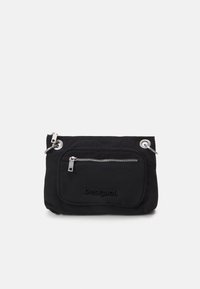 Petite pochette en tissu noire avec poche frontale zippée, fermeture éclair argentée et détails en anneaux métalliques, marquée "Desigual" à l'avant.