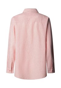 Pogled od zadaj na srajco z dolgimi rokavi in ovratnikom, s tankimi navpičnimi rdečimi in belimi črtami ter manšetami na gumbe.