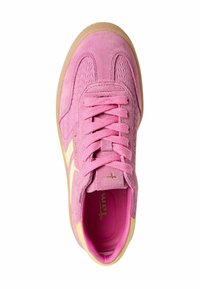 Baskets en daim rose avec une tige texturée, des lacets ton sur ton et des accents jaunes. Présente un design classique et une semelle en caoutchouc gomme.
