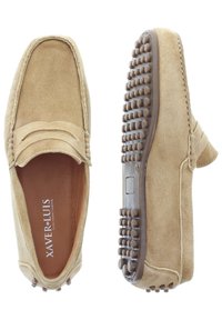 Beige Wildleder Slipper im Mokassin-Stil, mit Akzentnähten und einer Gummisohle mit Noppen für besseren Halt. Flacher Absatz mit abgerundetem Zehenbereich.