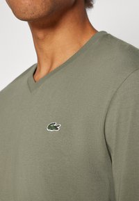Lacoste Basic póló - khaki