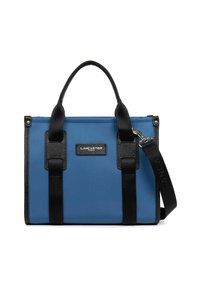 Sac fourre-tout bleu avec des accents en cuir noir, doté de anses doubles et d'une bandoulière détachable. Matériau texturé avec un détail de patch de marque.