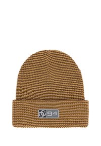 Brązowa i beżowa czapka beanie dziana w paski z podwiniętym mankietem i prostokątną naszywką z logo przedstawiającą cyfrę i symbol.