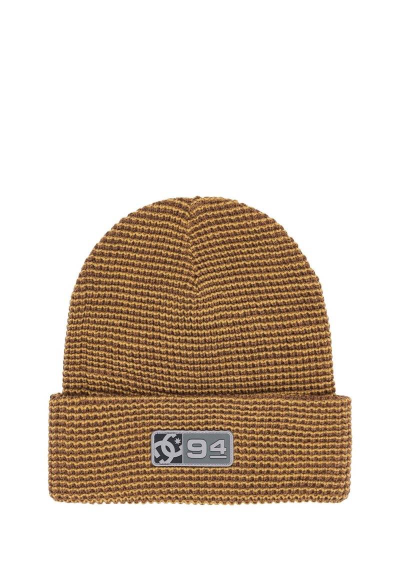 Brązowa i beżowa czapka beanie dziana w paski z podwiniętym mankietem i prostokątną naszywką z logo przedstawiającą cyfrę i symbol.