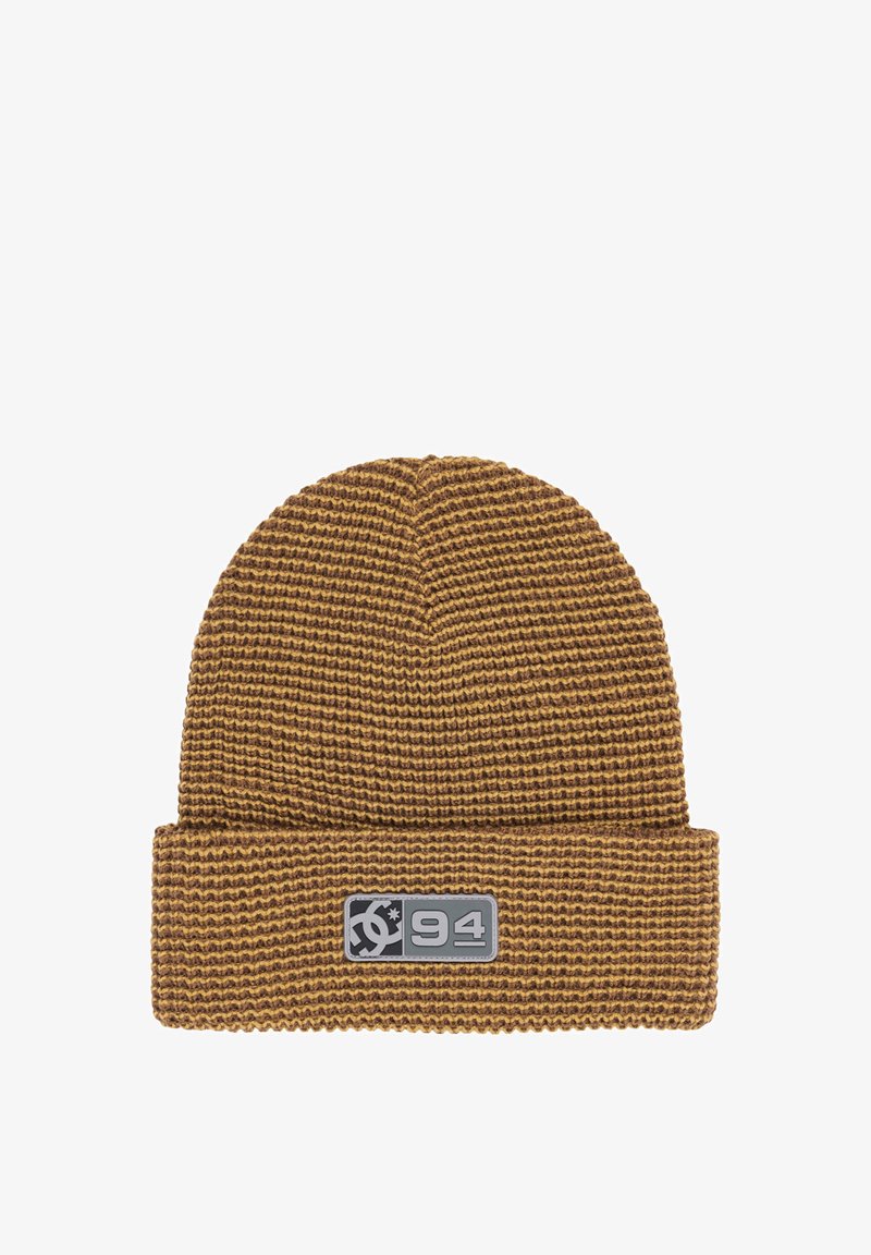 Braun- und beige gestreifte Strickmütze mit umgeschlagenem Bündchen und einem rechteckigen Logopatch mit einer Zahl und einem Symbol.