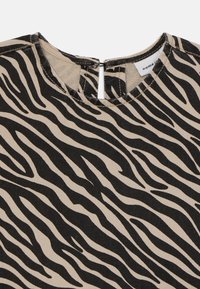 Stripe-print topp i tan og svart stoff. Har rund hals med smalt nøkkelhull bak. Teksturert overflate med flytende stripe mønstre.