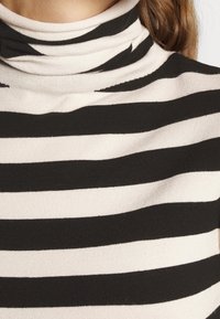 MAX&Co. Stickad tröja - black