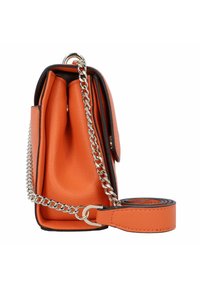 Borsa a tracolla in pelle arancione con finitura testurizzata, dettaglio della tracolla a catena e bordi neri a contrasto. Design compatto e rettangolare.