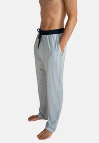 Lichtblauwe pyjamabroek met witte strepen, voorzien van een marineblauwe elastische tailleband en trekkoord, zijzakken en een relaxte pasvorm.