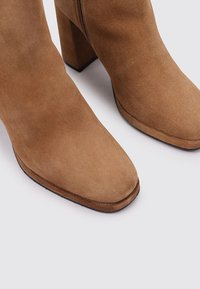 Sandra Fontán LAUREN - Bottines à talons hauts - camel