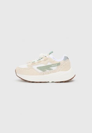 Beige og hvite mesh-sneakers med grønne detaljer og en semsket finish. Har avrundet tå og en teksturert gummisåle. Lett design.