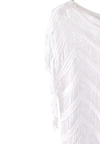 Top in macramé bianco con motivo a zigzag, bordi frangiati e texture morbida. Design leggero e con vestibilità ampia.
