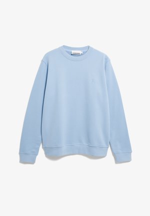 Lichtblauwe trui met lange mouwen en ronde hals, geribbelde manchetten en zoom, klein geborduurd logo op de linkerborst, merkje binnen in de kraag.