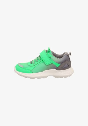 Sneaker per bambini verde e grigia con cinturino a strappo, collo imbottito e suola bianca testurizzata.