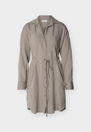 Hosszú ujjú, térd alá érő bézs ingruha fehér függőleges csíkokkal, elöl gombokkal, mellzsebbel, gallérral és derékban megköthető övvel.