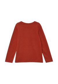 Rdzawoczerwony longsleeve z okrągłym dekoltem, z gładkim tyłem, widocznymi szwami przy dekolcie, mankietach i na dole, na białym tle.