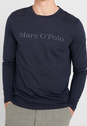 T-shirt manches longues marine en tissu doux avec logo "Marc O'Polo" délavé sur la poitrine. Coupe ajustée avec encolure arrondie.