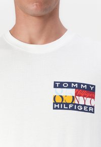 Tommy Hilfiger COLOUR FLAG TEE - Majica kratkih rukava s printom - white