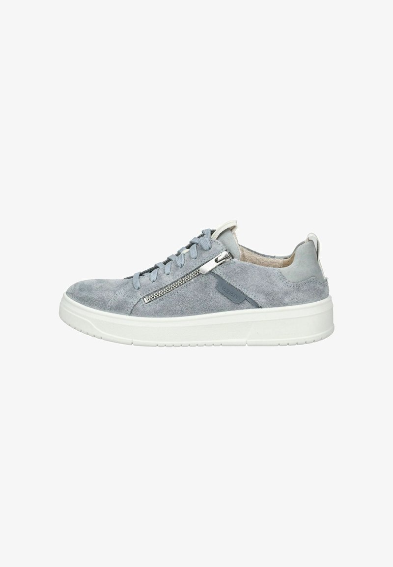 Baskets en daim gris clair avec semelle blanche, lacets à l'avant et fermeture éclair décorative sur le côté extérieur.