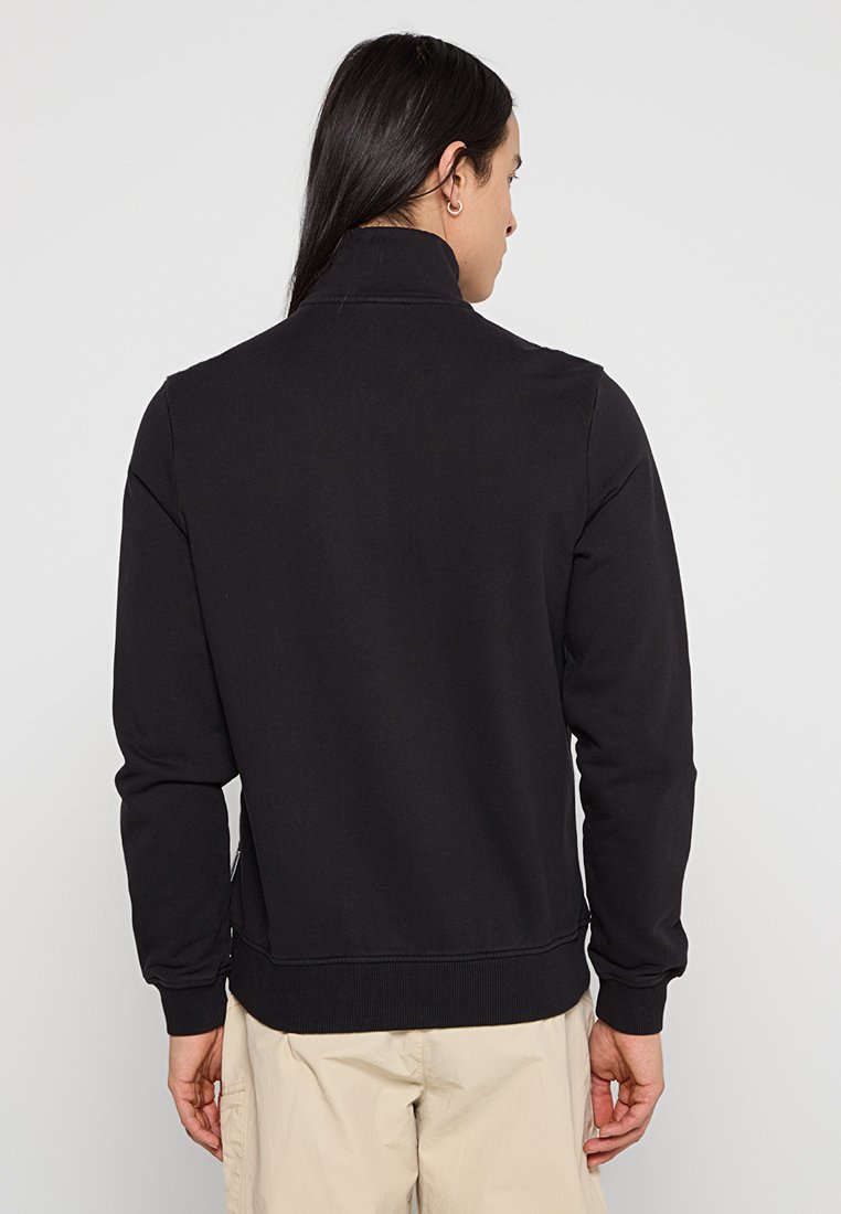 Schwarzer Sweatshirt mit hohem Kragen, gerippten Bündchen und Saum. Glattes Baumwollmaterial von der Rückansicht sichtbar, ohne Muster oder Hardware.