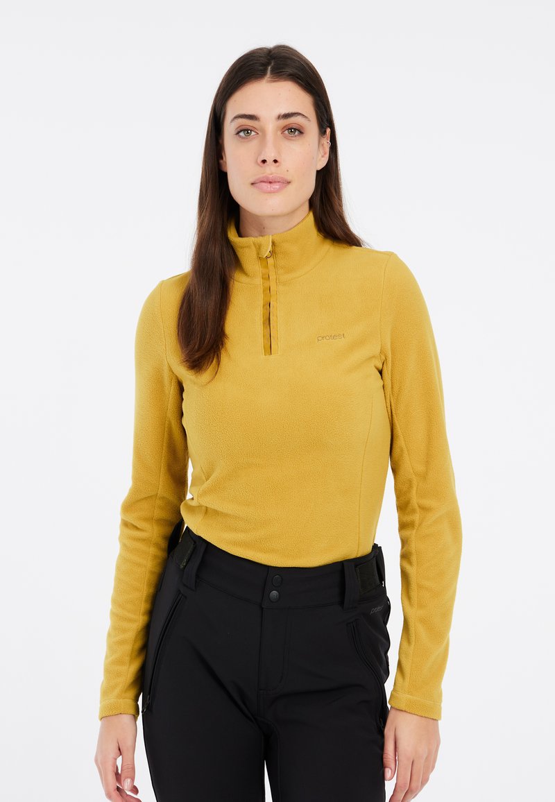 Pullover in felpa gialla con mezza zip al collo. Maniche lunghe, texture morbida e dettaglio del logo sul petto. Abbinato a pantaloni neri.