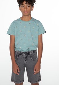 Šviesiai mėlynas marškinėliai su spalvingais, mažais spausdintais raštais, derinami su pilkais džinsiniais šortais, turinčiais raištelį ir kontrastingą siuvimą.