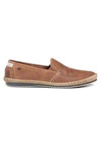 Zapato marrón de tipo slip-on con perforaciones y acentos beige, suela cosida y parte inferior de goma. Diseño ligero con una textura suave.