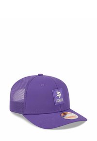 Lila Mesh-Back Baseballcap mit Minnesota Vikings Logo-Patch auf der Vorderseite und verstellbarem Riemenetikett auf dem Schirm.