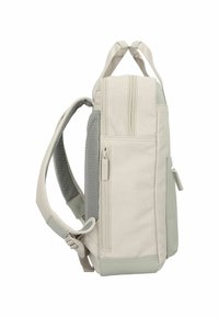 Sac à dos en tissu beige avec des accents gris, une pochette latérale zippée, des bretelles réglables et un dos rembourré pour le confort. Forme rectangulaire.