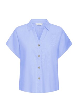 Bluza albastru deschis cu mâneci scurte, cu guler și patru nasturi pe față, croială lejeră, material ușor, fără imprimeuri sau detalii suplimentare.