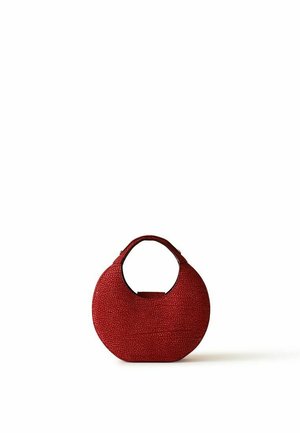 Borsa rotonda rossa con trama e manico circolare, in piedi su uno sfondo bianco.