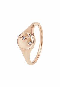Anello in oro rosa con parte superiore arrotondata che presenta tre piccole pietre trasparenti a forma di stella. Finitura liscia e design della banda sfilata.