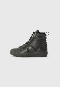 Sneakers neri alti realizzati in pelle liscia, dotati di chiusura con lacci frontali, cerniera laterale, suola testurizzata e colletto imbottito.