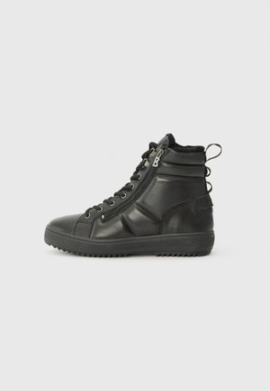 Baskets montantes noires en cuir lisse, avec un laçage à l'avant, une fermeture éclair sur le côté, une semelle texturée et un col rembourré.
