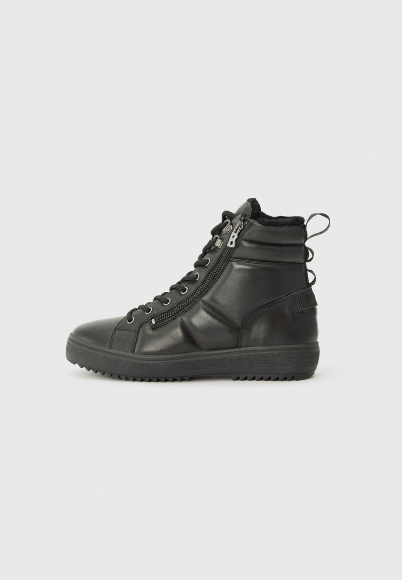 Sneakers neri alti realizzati in pelle liscia, dotati di chiusura con lacci frontali, cerniera laterale, suola testurizzata e colletto imbottito.