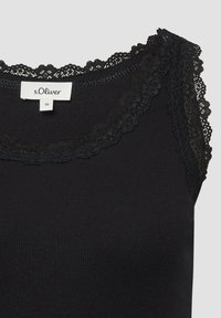Schwarzes, geripptes Tanktop mit einer Spitzenkante entlang des Ausschnitts. Enthält das Markenlabel "s.Oliver" und das Größenschild 36. Glatte Textur, figurbetonter Schnitt.