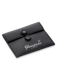 Borsa nera in pelle con superficie texturizzata, dotata di due bottoni a pressione e testo bianco "Glanzstücke München" sul davanti.