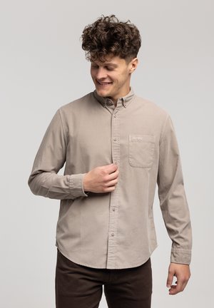 Jasnobrązowa, długo-sleeve button-up koszula z kołnierzykiem i kieszonką na piersi. Wykonana z miękkiego materiału, z guzikami i zaokrąglonym dołem.
