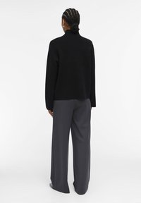 Object Trui - black