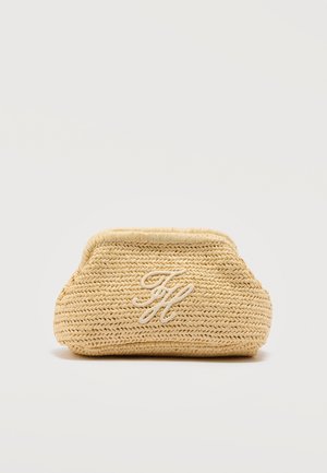 Geantă clutch bej din paie țesute, cu suprafață texturată și inițiale brodate "TH" în partea din față, în centru.