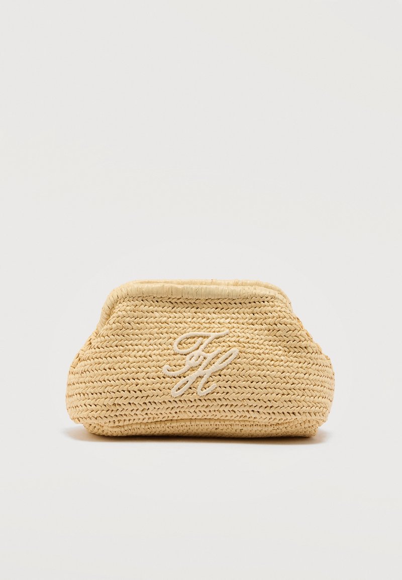 Μπεζ πλεκτό τσαντάκι φάκελος από άχυρο με υφή στην επιφάνεια και κεντημένα αρχικά σε γραφή «TH» στο κέντρο μπροστά.