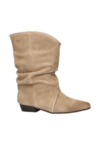 Bottine en suede beige avec un design plissé, bout pointu et un petit talon empilé. Texture lisse avec des détails de couture soignés.