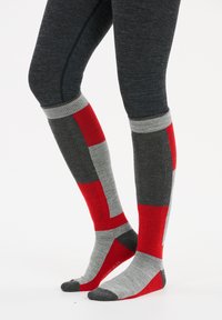 Kniestrümpfe mit einem Patchwork-Design in Rot, Grau und Anthrazit. Hergestellt aus einem gemischten Stoff mit gerippter Textur und kontrastierender Zehenpartie.