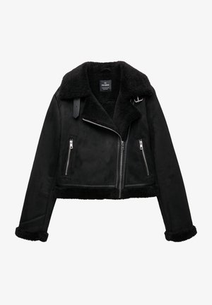 Veste en fausse fourrure noire avec un large col, des poches zippées et une bordure texturée contrastante aux poignets et à l'ourlet. Design cropped.